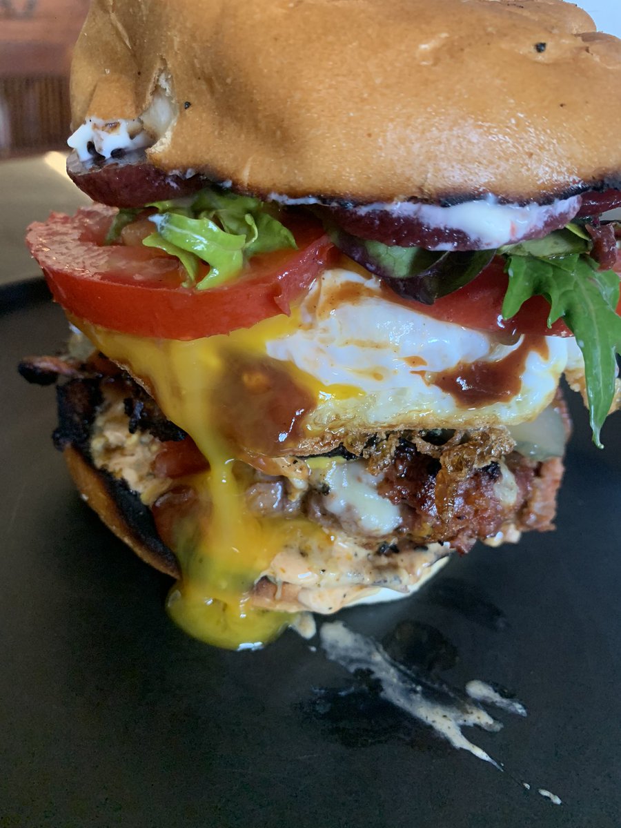 DonkeyMagoo's tweet photo. #donkeyeats #aussieburger #beetroot #eggyolkdrip #bacon https://t.co/35uJvi4Ebl