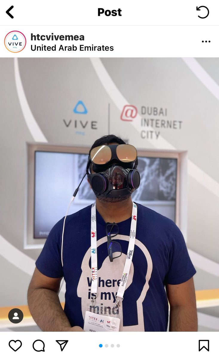 AGraylin's tweet image. Someone is ready early for Halloween! 🎃 #ViveFlow + @Razer Zephyr 😱