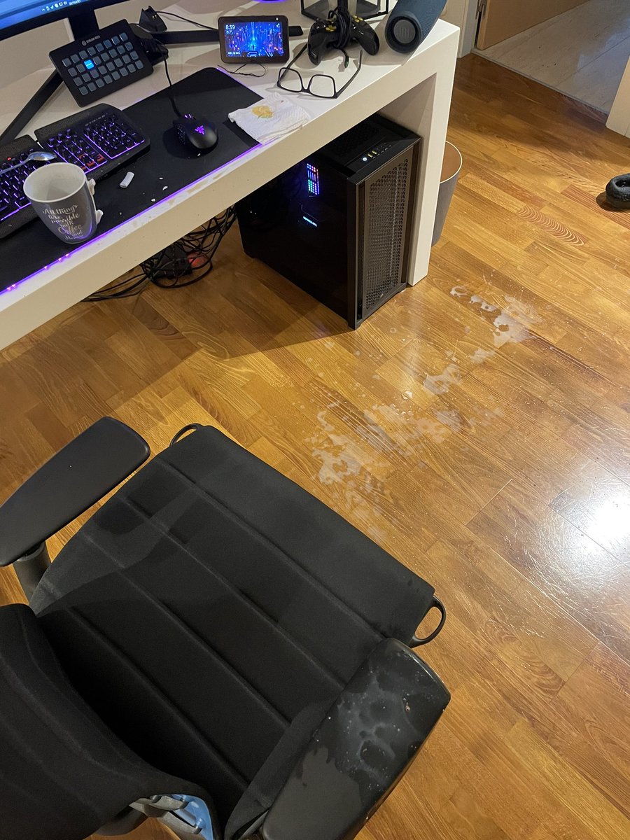 vegetta777's tweet photo. Buenos días! Para los que no se les ha caído el desayuno al suelo y roto la taza 😅

https://t.co/jGzh0bs3sH https://t.co/wMu8Euh688