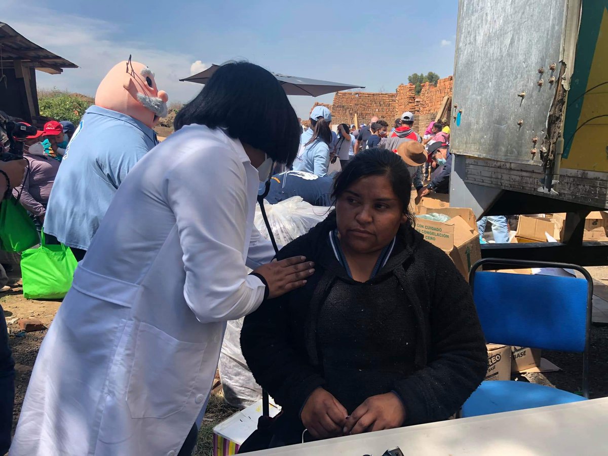fundaciondrsimi's tweet photo. ¡Trabajamos a favor de los mexicanos! Arrancamos con la campaña invernal en #Chalco, #Edomex, donde repartimos tres toneladas de despensa a 400 familias de la comunidad #SanMartínCuautlapan. Asimismo, entregamos cobijas, suéteres, libretas, juguetes y llevamos asistencia médica. https://t.co/gZRUd8bTrq