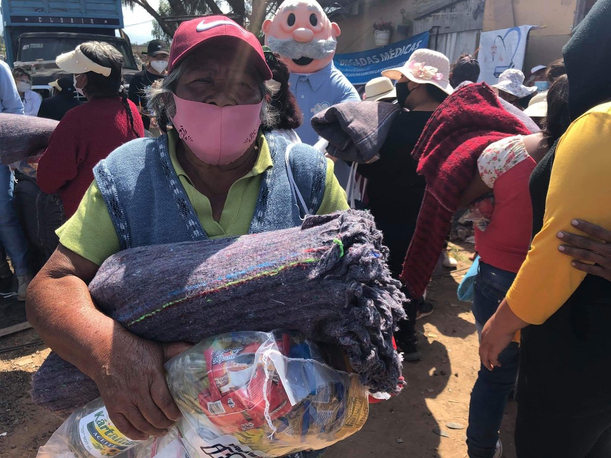 fundaciondrsimi's tweet photo. ¡Trabajamos a favor de los mexicanos! Arrancamos con la campaña invernal en #Chalco, #Edomex, donde repartimos tres toneladas de despensa a 400 familias de la comunidad #SanMartínCuautlapan. Asimismo, entregamos cobijas, suéteres, libretas, juguetes y llevamos asistencia médica. https://t.co/gZRUd8bTrq