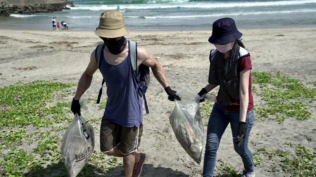 futureward_tw's tweet photo. We can all do our part to protect our planet every single day by being more conscious of our actions, whether that means cutting down on single-use plastics or re-using things we might normally throw away. 🌏🌍🌎 https://t.co/sAxc6rkia0