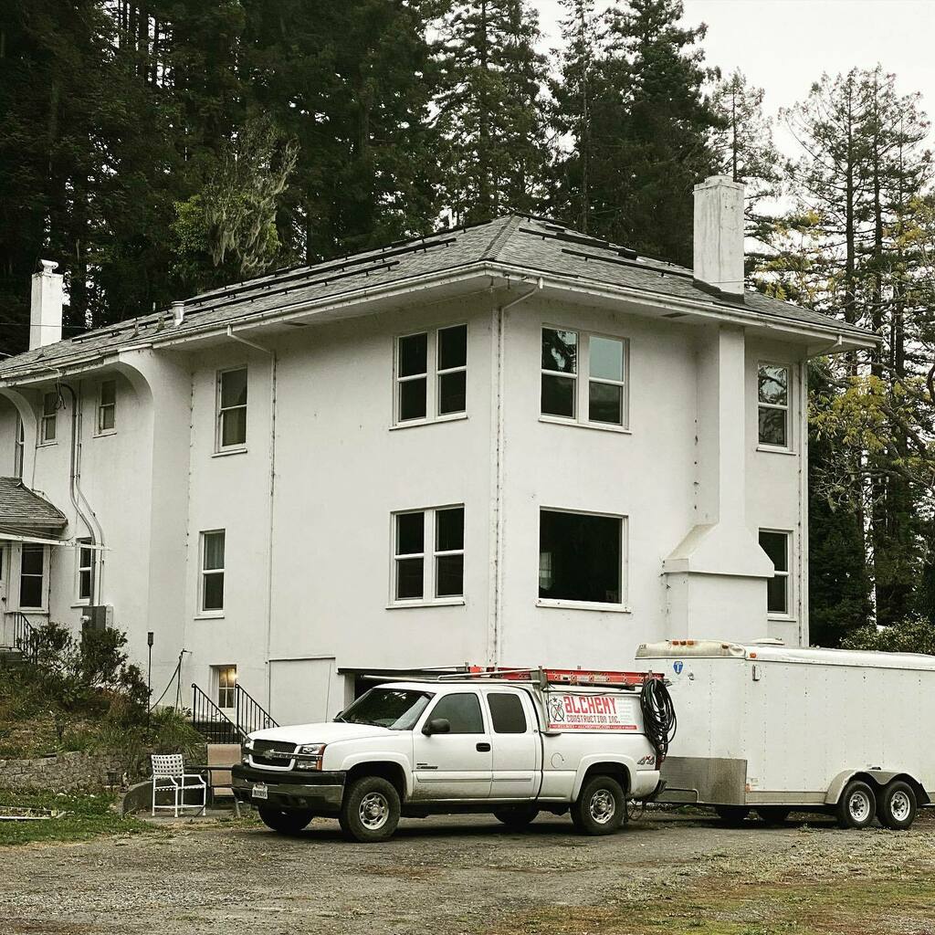 theealchemist's tweet photo. IronRidge rails ready for Solaria panels and Enphase microinverters.
#alchemyconstruction #respecttheroof #3story #solar https://t.co/YdAC8hHwyt