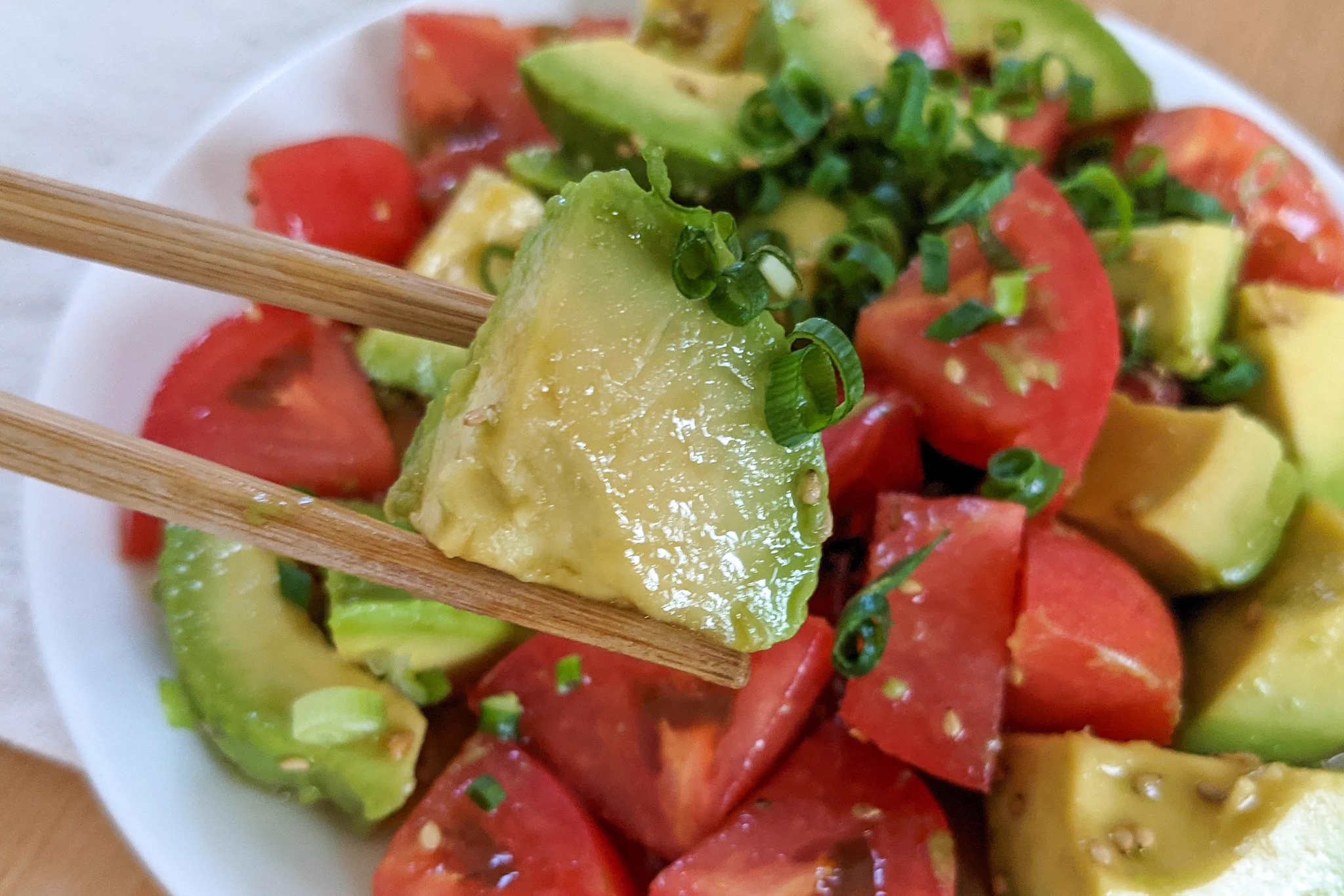 サラダやおつまみにも最適な一品？！トマト&アボカドを使った、とっても美味しそうな料理のレシピ！