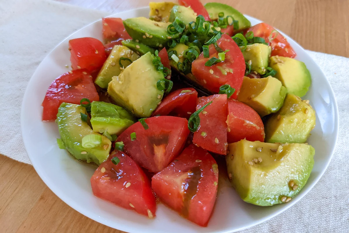 サラダやおつまみにも最適な一品？！トマト&アボカドを使った、とっても美味しそうな料理のレシピ！