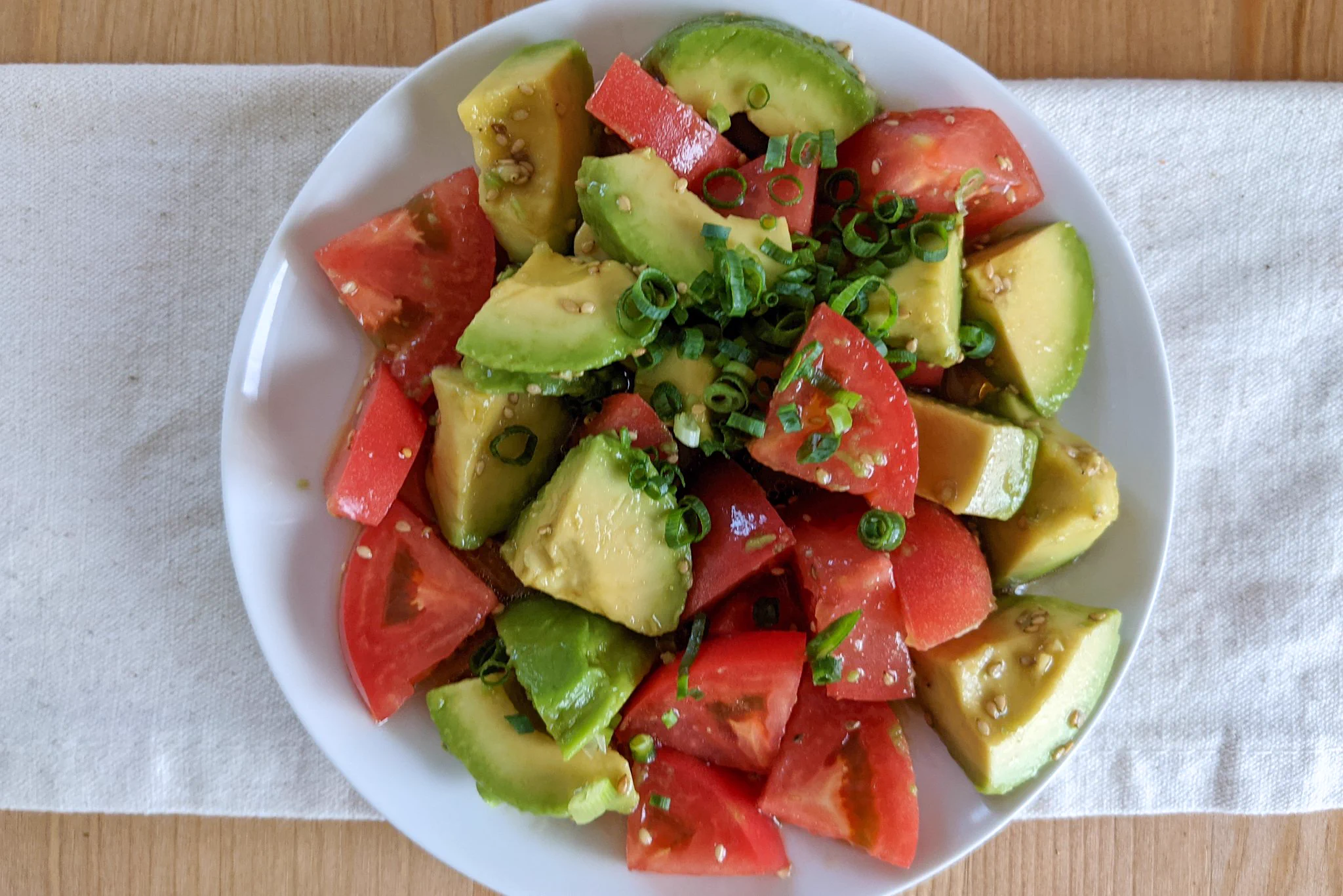 サラダやおつまみにも最適な一品？！トマト&アボカドを使った、とっても美味しそうな料理のレシピ！