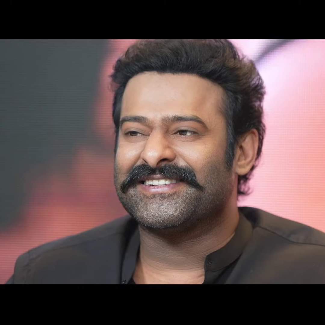 MediaYouwe's tweet photo. #Adipursh Look!! 🔥💥
Lovely Pics of our Darling #Prabhas from #RomanticTrailer launch!! 🤩❤️

#PrabhasBirthdayCelebrations #Romantic https://t.co/011p2fYAe1