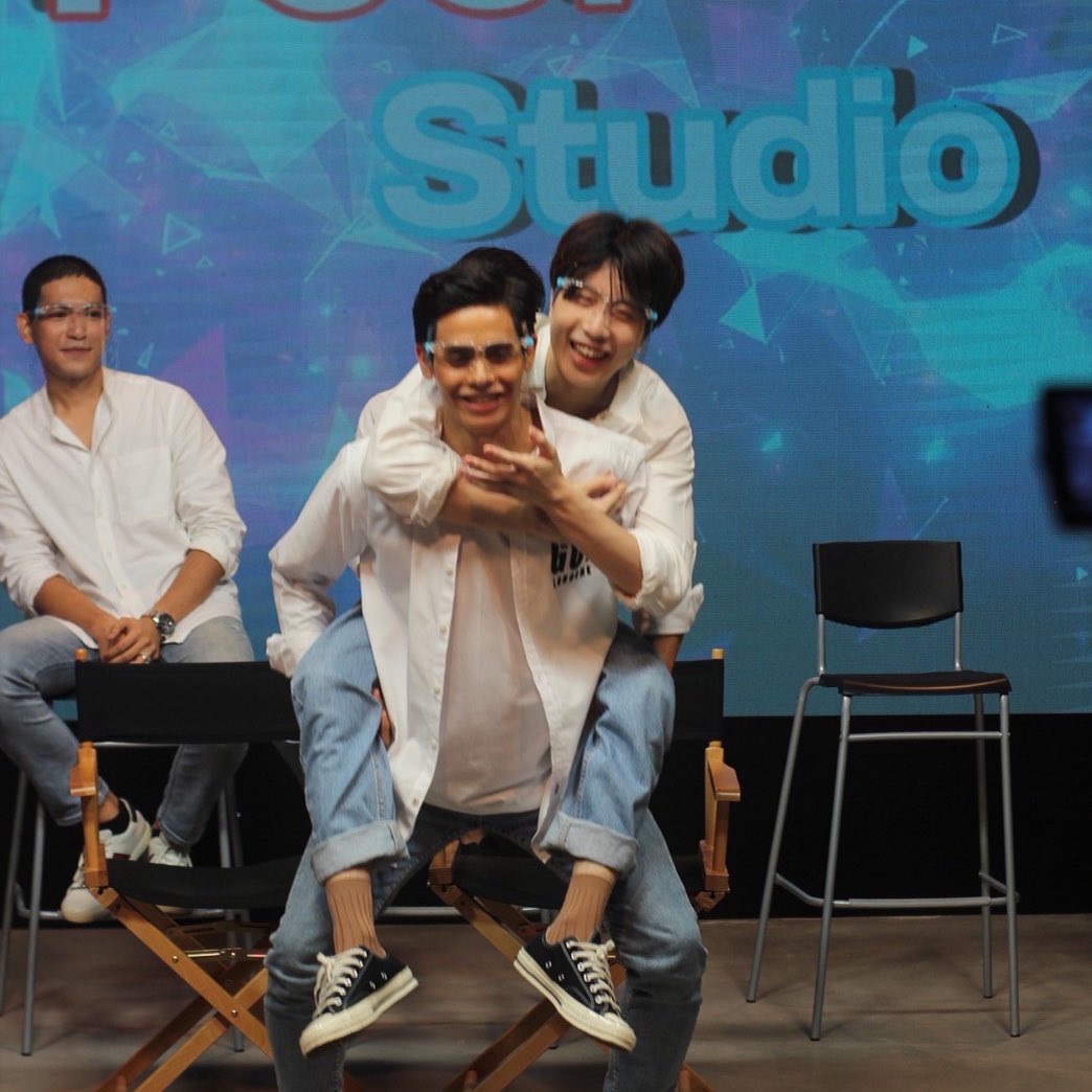 9NAAProduction's tweet photo. ขอบคุณทีวีพูลมากๆค่ะที่เชิญไปไลฟ์สัมภาษณ์ พูดคุย พร้อมเปิดตัวนักแสดงใหม่ #คืนนั้นกับนายดาวเหนือ แฟนๆสามารถรับชมย้อนหลังได้ทาง YouTube TVPOOL OFFICIAL✨ 
หรือ Click👉🏻 https://t.co/jHGky57kBN 

#CheckOutSeries #9NaaProduction #TVPoolOfficial #TVPoolxCheckOutSeries #TVPoolLive https://t.co/Gql7Gy8mMG