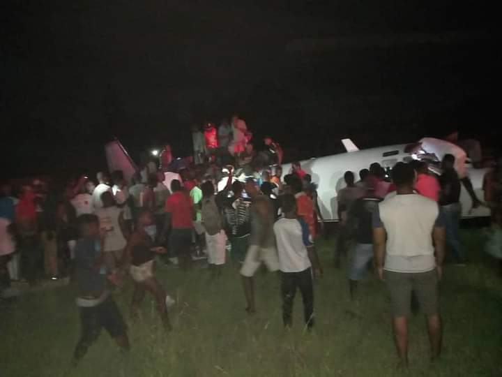 InfoBonjan's tweet photo. Population Jacmel yo anvayi avion an, pou gade sak ladanl 😂 https://t.co/ZB0Kh1ouRY