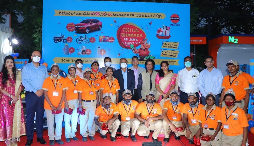 Shri D L Pramodh, ED &amp; SH-KASO felicitated Customer Attendants at Sree Venkateshwara Service Station, Indiranagar who have been instrumental in achieving excellence, in a market dominated by private players. <a href="/ChairmanIOCL/">ChairmanIOC</a> <a href="/IOCRetail/">IndianOil PetrolPump</a> <a href="/ndeepmathur/">ND Mathur</a> <a href="/karnataka_ioc/">IOCL Karnataka</a>