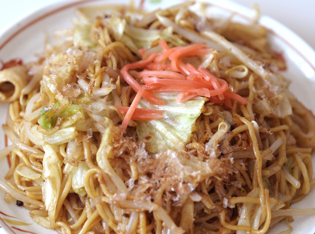 今日の事務所飯、
定番ではあるが、
昭和のかおる、
ソース焼きそば、
紅ショウガは欠かせない、
オカカも欠かせない、
いけね～～～っ！！
青のりを忘れた、
しかし、
紅ショウガ、
子供の頃に食べた、
毒々しいまでの紅入りじゃなくなったのは、
いつ頃からだろう、
ごちそうさまでした！！
