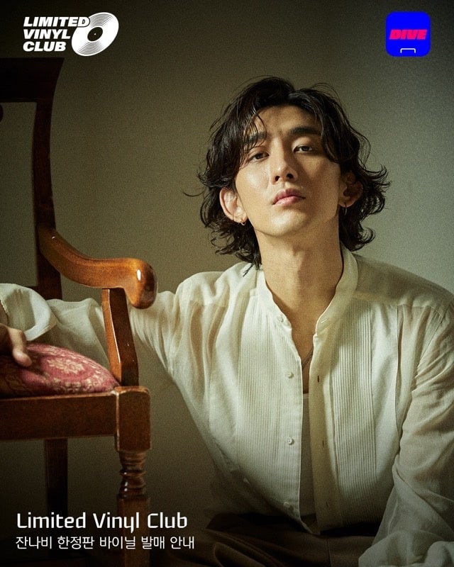 BandJannabi's tweet photo. [🪧Repost!]
바이닐에서 신비로운 초콜렛 향이 난다면?
잔나비 3집 <환상의 나라> 한정판 바이닐 발매

잔나비 최정훈이 즐겨 마시며 영감을 받은 차(tea)의 향을 바이닐 패키지에 입힌 한정판 제작☕
다양한 감각을 자극하는 특���한 앨범을 만나볼 기회!🎈

자세한 사항은 https://t.co/AKAS0TWC1B https://t.co/y6fwg9ml0a