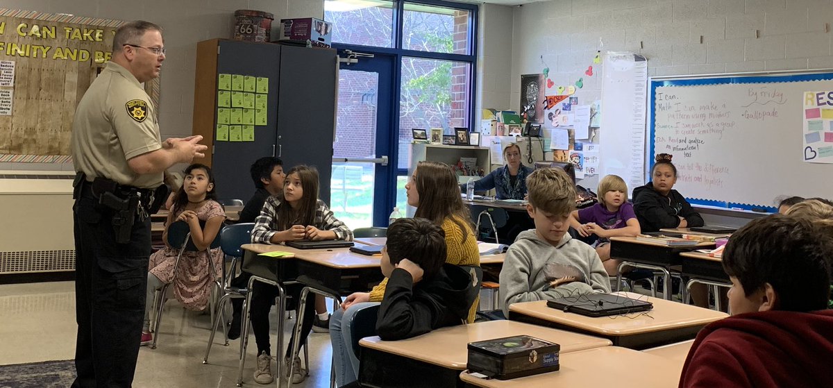 RHESCounselor's tweet photo. Thank you Officer Cook for presenting a bully lesson to our 4th graders! @howellprincipal #BuzzWorthy @MrsRust19 #bullyawarenessmonth https://t.co/IiHEx5TmaR