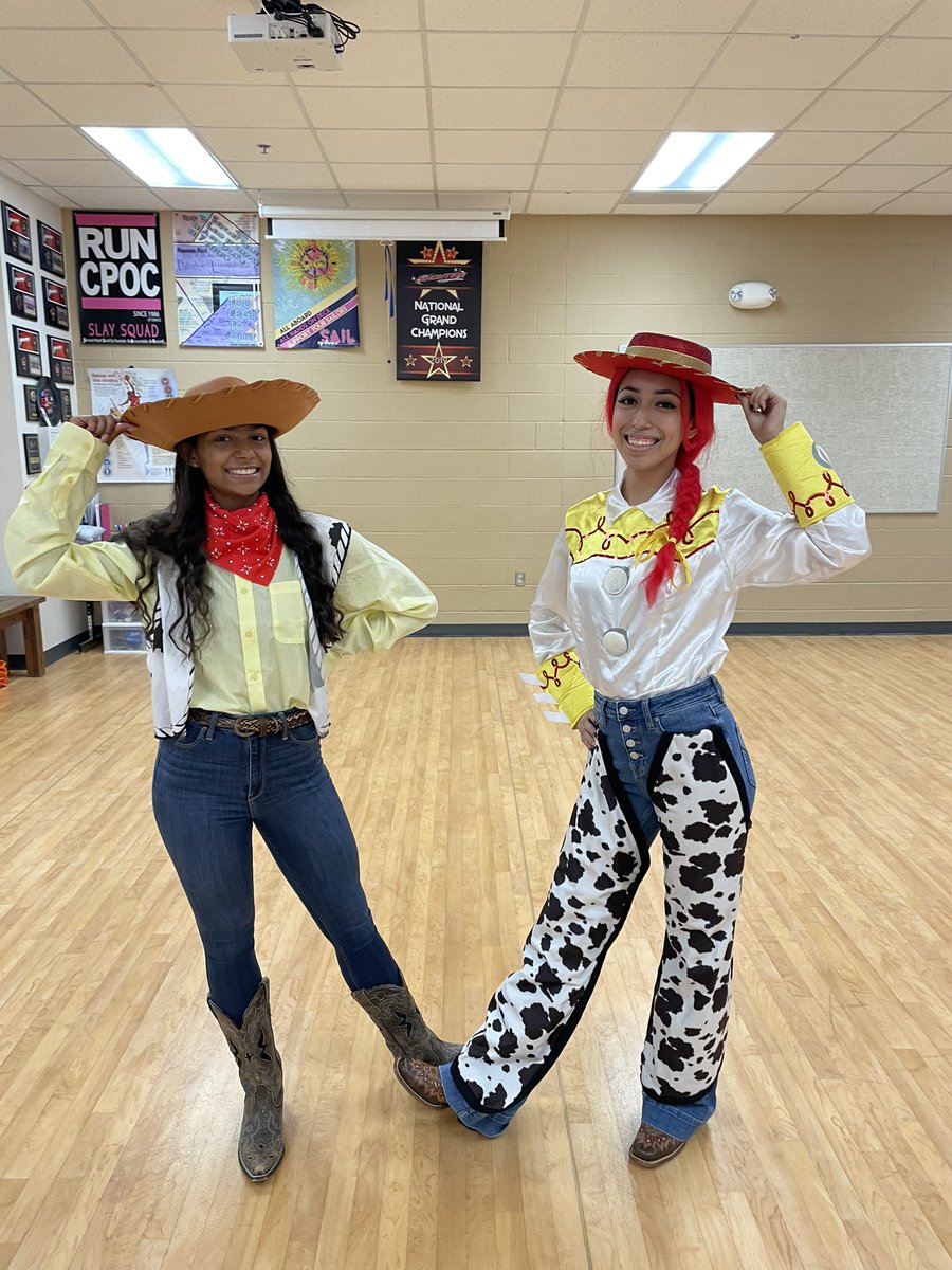 bel_cas_gui's tweet photo. Day 1 - Homecoming week @mia_g1411  and @Alexisashton04    These girls are so cute https://t.co/xBLPUnMc7x