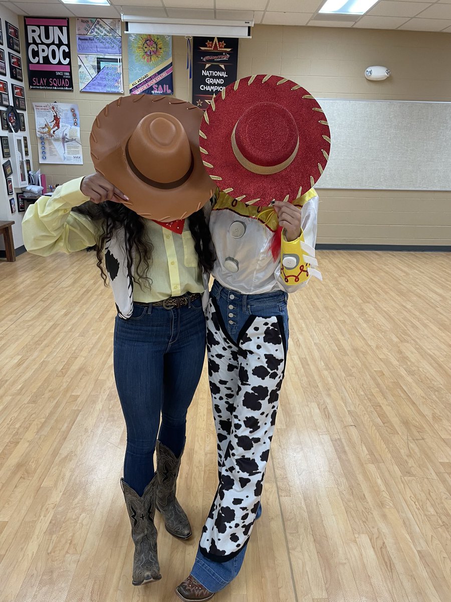 bel_cas_gui's tweet photo. Day 1 - Homecoming week @mia_g1411  and @Alexisashton04    These girls are so cute https://t.co/xBLPUnMc7x