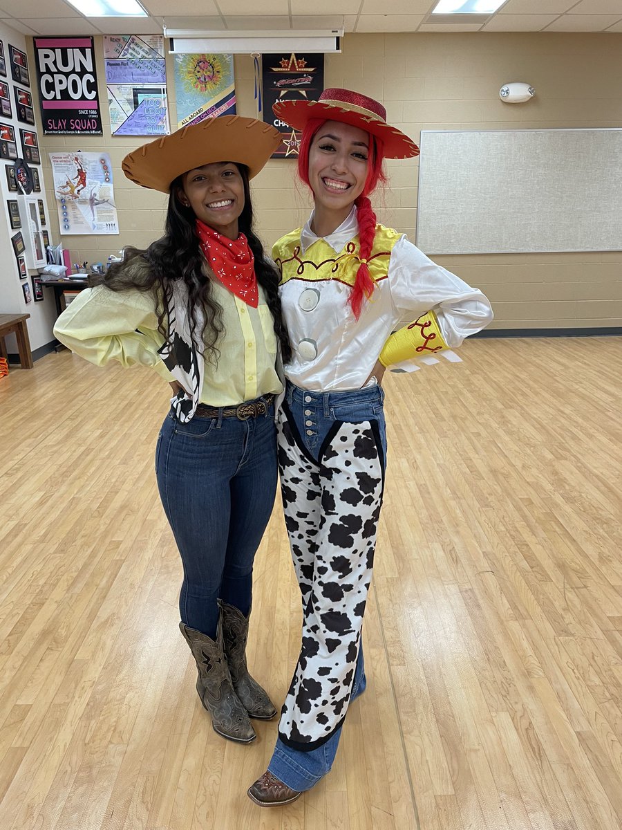 bel_cas_gui's tweet photo. Day 1 - Homecoming week @mia_g1411  and @Alexisashton04    These girls are so cute https://t.co/xBLPUnMc7x