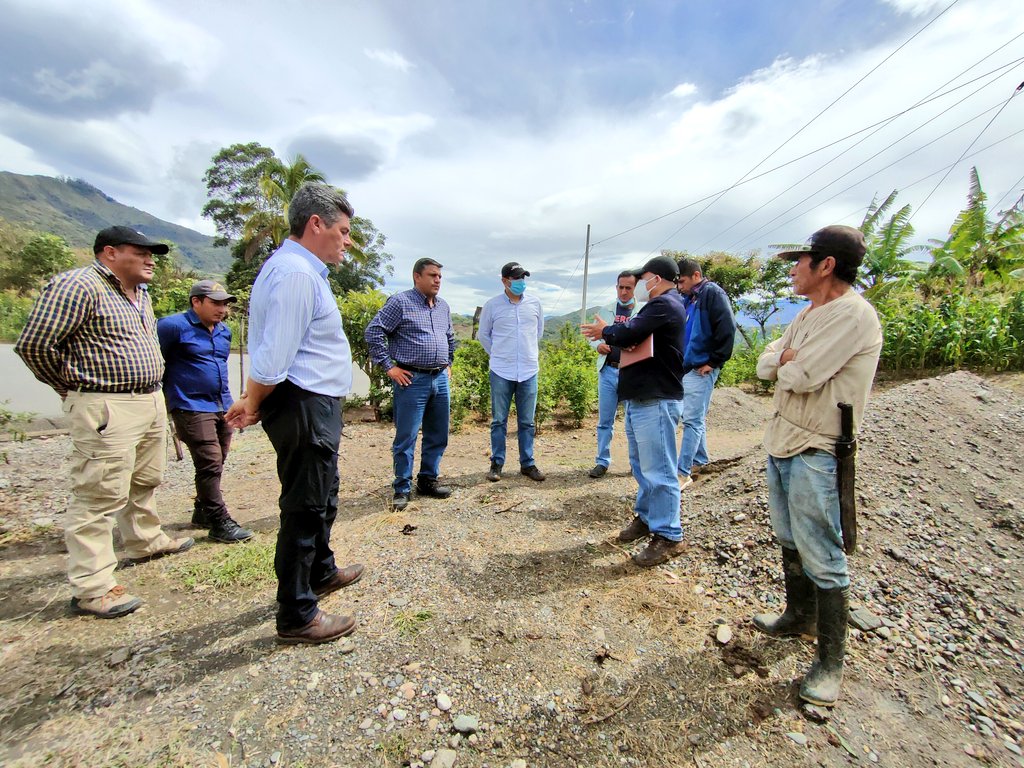 Con la finalidad de mejorar la calidad de vida de nuestros productores del Sistema de Riego El Verdúm, #Catamayo. 
Realizamos recorrido y dialogamos con autoridades locales, para fortalecer acciones que aporten a la implementación del riego tecnificado 💦
#TrabajamosPorElCampo
