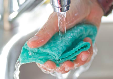 Musanadahfm's tweet photo. DID YOU KNOW? The average dish cloth in the kitchen contains approximately 4 billion living germs.
Switch out your dish cloth with a new one regularly to keep from spreading germs. And always wash your used dish cloths at a high temperature.
#musanadah #fm #saudifm #dishcloth https://t.co/BDXZL5hLUJ