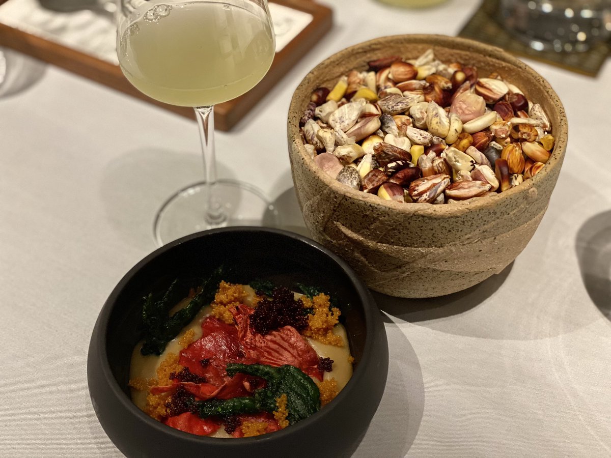 Maíces • Kiwichas • Hoja de camote, con fermentado de piña - sin duda, el mejor maridaje que he probado. El maridaje no puede estar divorciado de la cocina. <a href="/VirgilioCentral/">Virgilio Martinez</a> en <a href="/CentralRest/">Central</a> demuestra la importancia de la presencia del Chef en la Sala. #FoodPorn #MXGourmandsCore