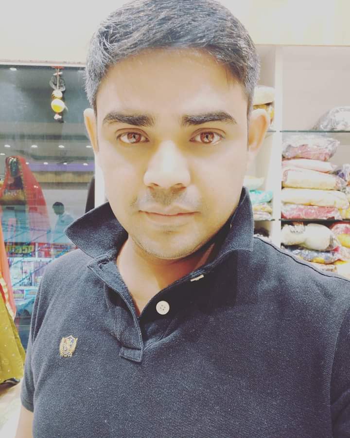 उलझने तो हैं बहुत
सुलझा लिया करता हूँ
फोटो खिंचवाते वक्त मैं
मुस्कुरा लिया करता हूँ
क्यूँ नुमाइश करू मैं
अपने माथे पर शिकन की
मैं अक्सर मुस्कुरा के इन्हें
अपना लिया करता हूँ क्यूंकि
जब लड़ना है खुद को खुद से
कोई फर्क नहीं रखता हूँ 
कभी खुद को जिता देता हूँ
कभी खुद से जीत जाता हूँ