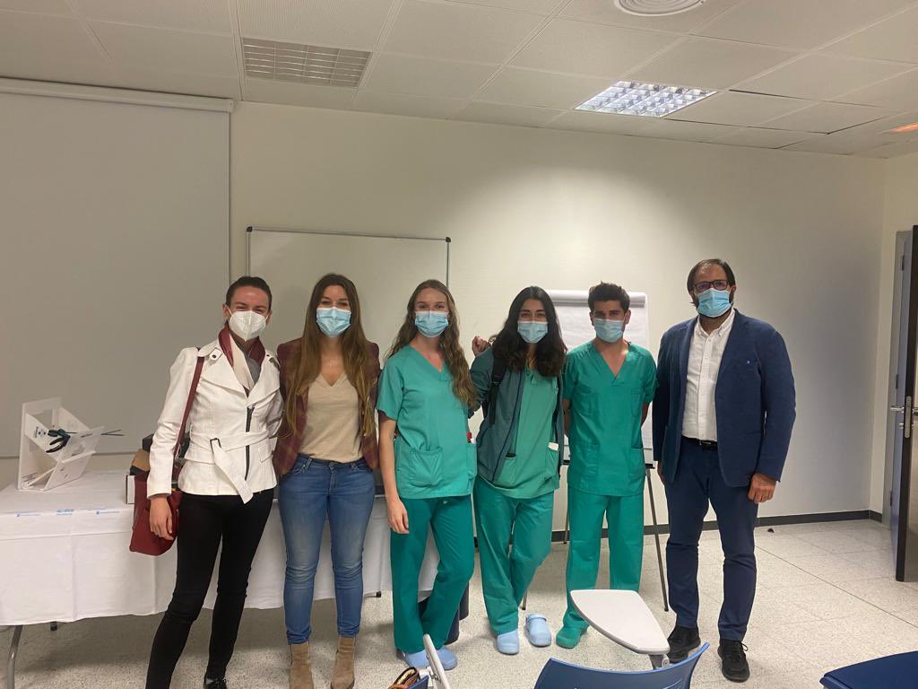 icastivela's tweet photo. FIRST TOUCH 20. Con los cursos realizados en H. del Henares y H. Mostoles alcanzamos 20 cursos. 20 Servicios de Urología. 132 alumnos. 20 equipos donados para entrenamiento. #FirstTouch #Training4All @ESRUrology @ResidentesAEU @ResidentesCAU https://t.co/r6tJ8iNSKV