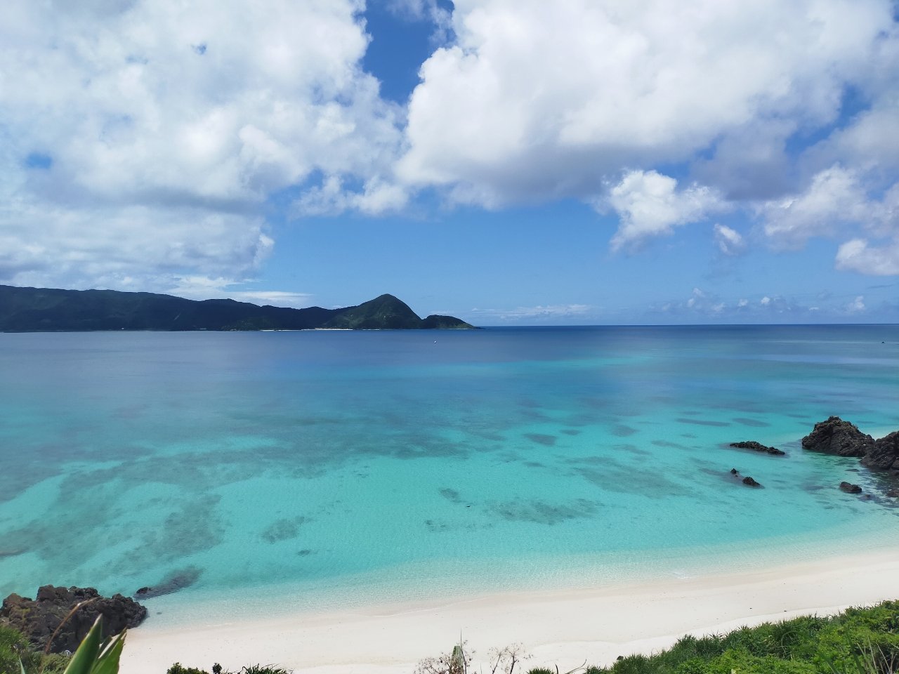 もずく Mozk 奄美ブルー 綺麗な海のグラデーション 奄美の海にいつも癒やされています 奄美 奄美大島 自然 世界自然遺産 ヨガ 草木染ウェア サスティナブル 泥染 藍染 草木染め 天然染め サーフボードケース サーフィン 海 T