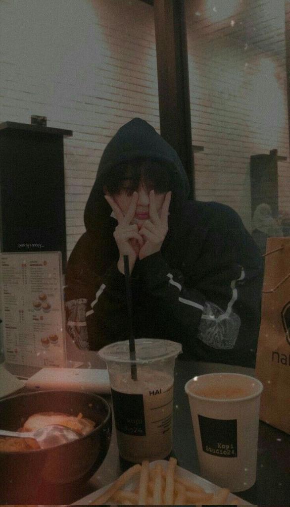 Jerni0's tweet photo. Kim Taehyung so cute https://t.co/ioO5GeZeac