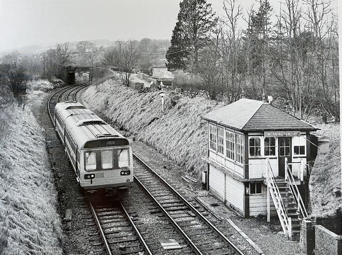 NowtbutaLad's tweet image. A #Morecambe bound #Class142 #Pacer at Wennington Junction on the @TheBenthamLine in north #Lancashire early 1995; the ‘Little North Western’ line went off to the left following the River Lune. @crl_live @CommunityRail @LancashirePics #Railways