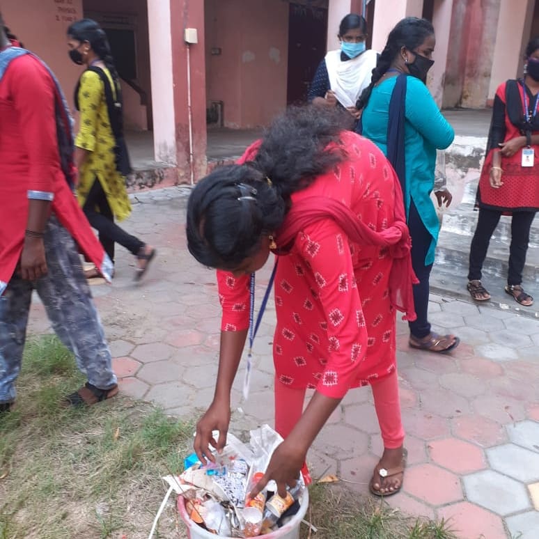 NSSChennai's tweet photo. CleanIndia cleaning activity by NSS volunteers of Avvaiyar Government college for women Karaikal, Puducherry UT.
@YASMinistry @ianuragthakur @_NSSIndia @PMOIndia @CMOTamilnadu #CleanIndia https://t.co/dsJrePFAWC