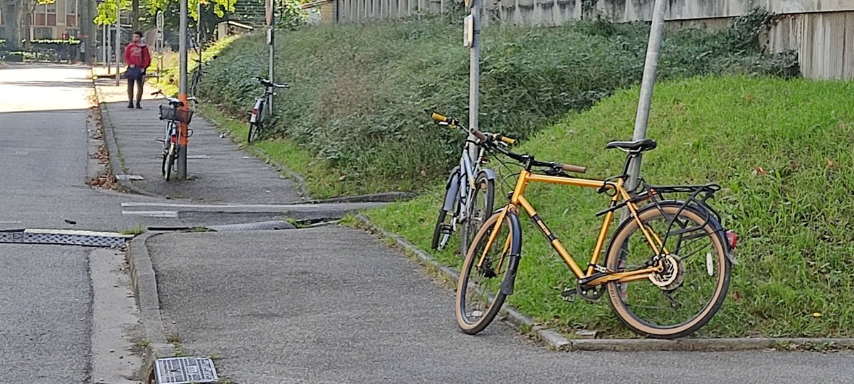 LadouaV's tweet photo. Très bonne nouvelle en effet, un moyen de déplacement bon pour la santé. @UniversiteLyon est elle prête à accueillir autant de vélo??? https://t.co/fSYpSEmMDA