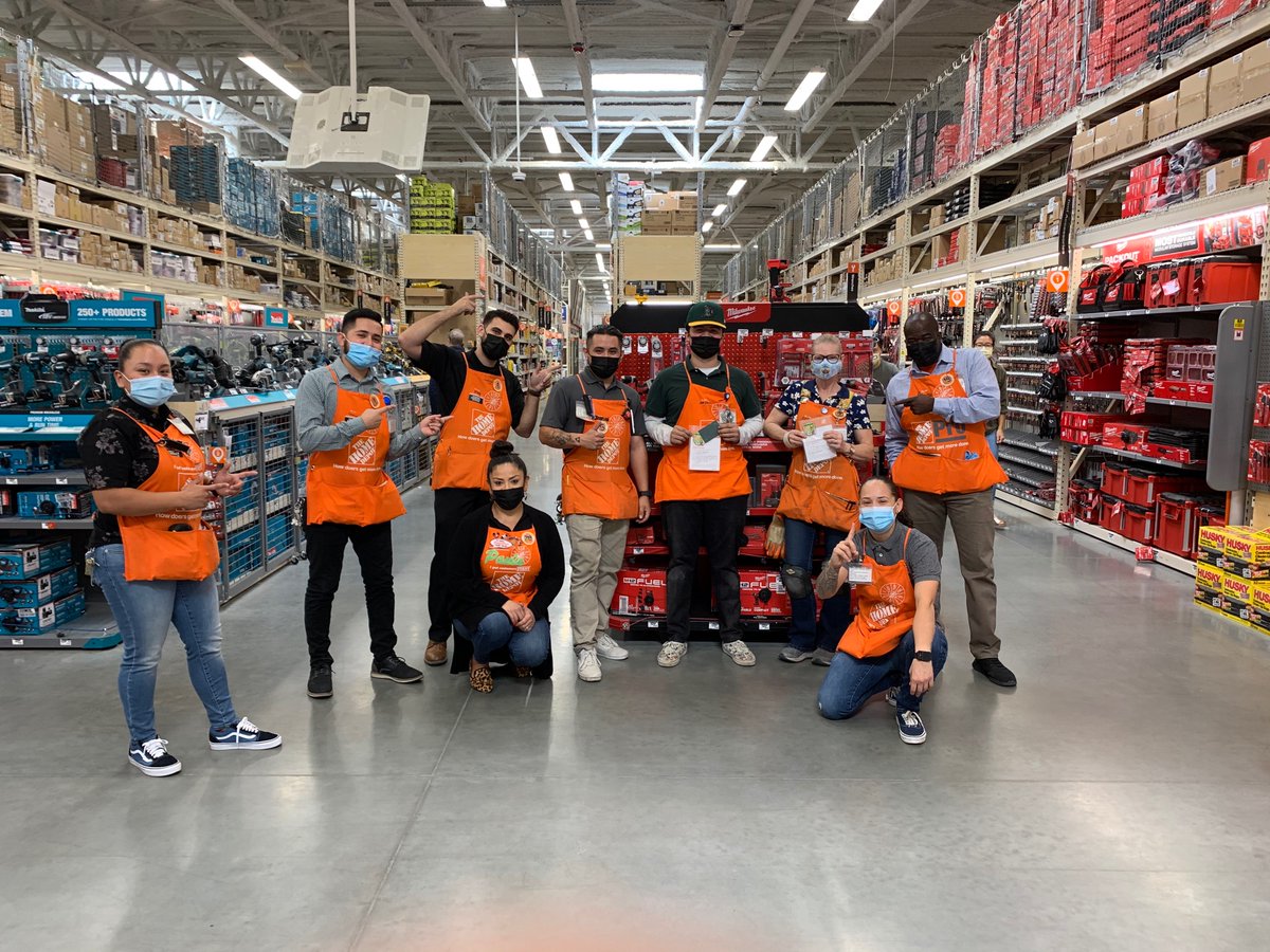 Showing some appreciation to our great associates from D26 Brenda and D21 Julian for always doing the right thing 👏🏼 #6037 #HD #awsomecustomerservice