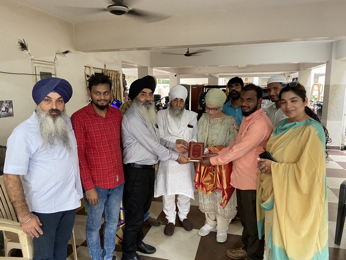 SIO Zonal Team visited Guru Gobind Singh Foundation and felicitated the team for their remarkable service during Covid Wave 2.We had a great interaction with the team and also presented “Life History of Prophet Muhammad(S.A.W)” 

#ConnectingHearts 
#ConnectingCommunity
#SIOAP