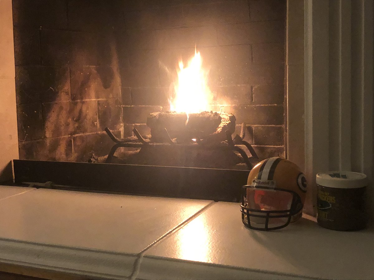 SnapdragonSeeds's tweet photo. A cool autumn night in San Diego. #footballseason #fireplace #SanDiego https://t.co/cuBZsMSdIt