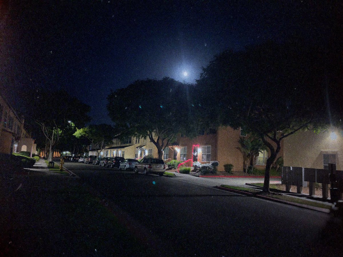 YesterdaysRoll's tweet photo. It’s spooky, spooky season 👻 Before/after using the light and texture film FX features from @vsco 📸 #vscofx #vsco #Vscoselects #spooky #fullmoon https://t.co/a6gs1QvDo8