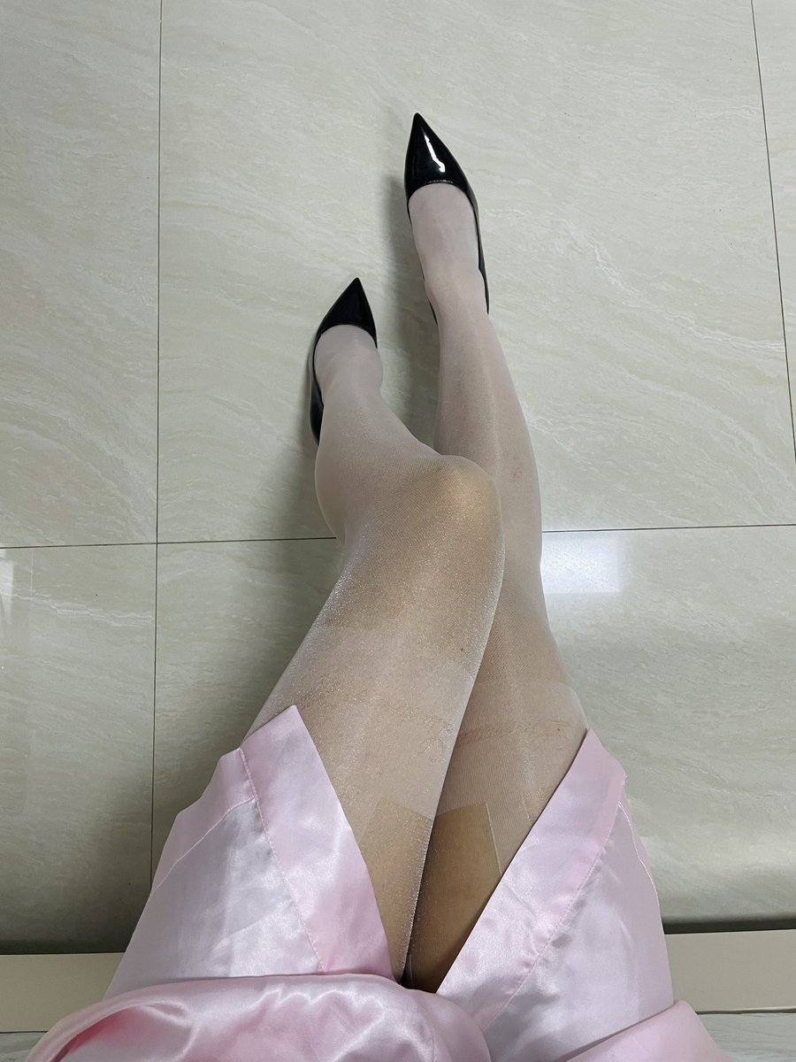 @limerencem 爱丽丝！搭配丝质睡衣真的是yyds！

#涞觅不止丝滑
#肉丝
#丝袜
#美腿
#恋足 https://t.co/Iy1csfbV36