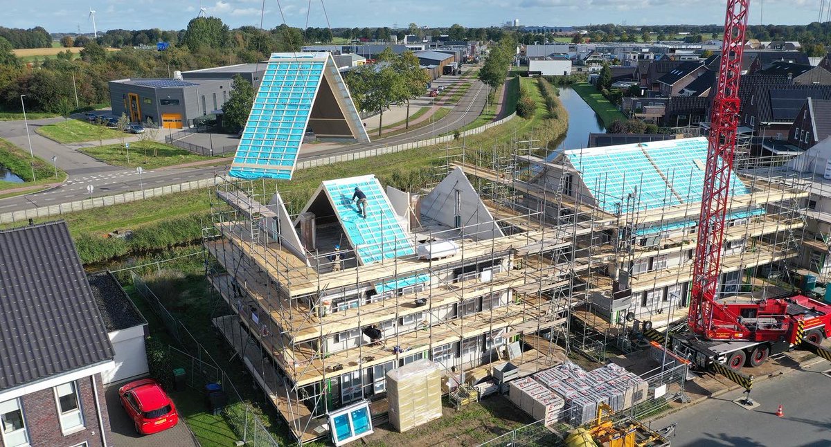 DeGildenGroep's tweet photo. In #Wezep zijn vorige week de kappen van @TIFALemele geplaatst op deze 8 woningen. 

Altijd weer mooi om te zien dat woningen in een paar uur tijd voorzien zijn van een dak. 💪👍 https://t.co/PsgNxYswqN