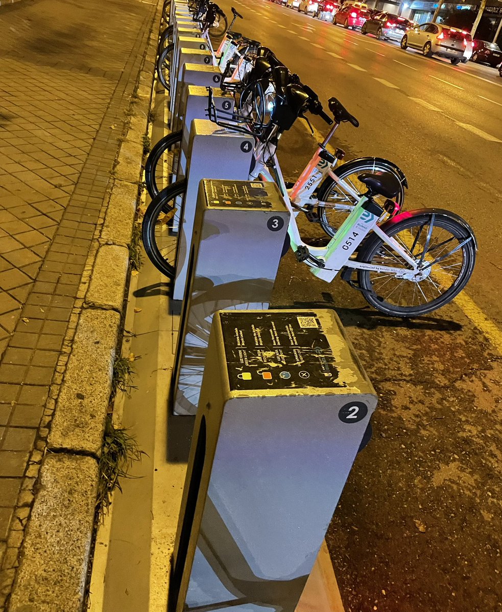 Buenos días.
Hoy tampoco he podido elegir movilidad sostenible con <a href="/BiciMAD/">bicimad</a> porque <a href="/AlmeidaPP_/">José Luis Martínez-Almeida</a> ha elegido por mí atasco y contaminación 😠