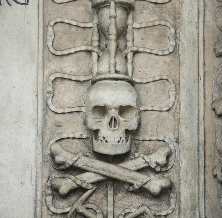 welovehistory's tweet photo. #Halloween is on the way so we've been scouring our sites for fitting features.

This 💀 decorates the Bruce Vault at #CulrossAbbey. 

The vault was built in 1642. Tombs often included depictions of skulls as “memento mori” – a reminder to the living that they, too, will die... https://t.co/DbTh95kNKq