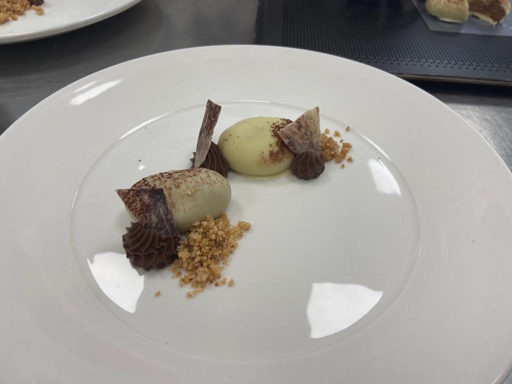 martabusatto's tweet photo. Dolci al piatto a base di bavarese al cioccolato, terra di nocciola e cioccolato, namelaka al cioccolato e decorazioni di cioccolato.
#cfpcomo @ComoCfp https://t.co/jFJzrsIMb4