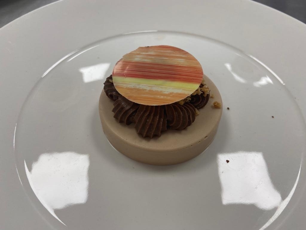 martabusatto's tweet photo. Dolci al piatto a base di bavarese al cioccolato, terra di nocciola e cioccolato, namelaka al cioccolato e decorazioni di cioccolato.
#cfpcomo @ComoCfp https://t.co/jFJzrsIMb4