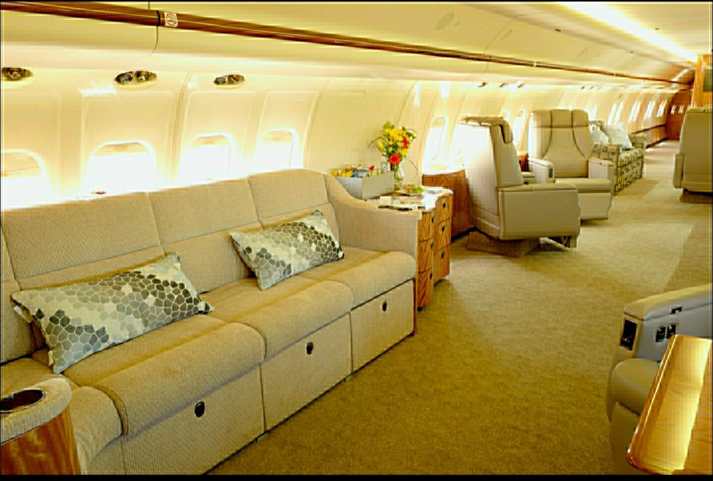 FCHw1JTVgAEu-0M?format=jpg&name=large