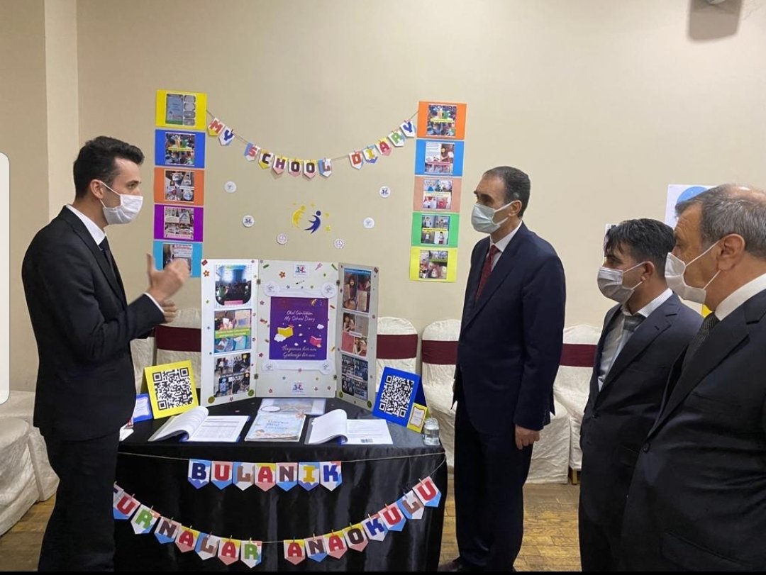 Muş İl Milli Eğitim Müdürlüğümüz tarafından e-twinning proje sergisi düzenlendi. İl Milli Eğitim Müdürümüz Sayın Enver KIVANÇ tarafından e-twinning kalite etiketleri alan ögretmenlerimize ödülleri takdim edildi.