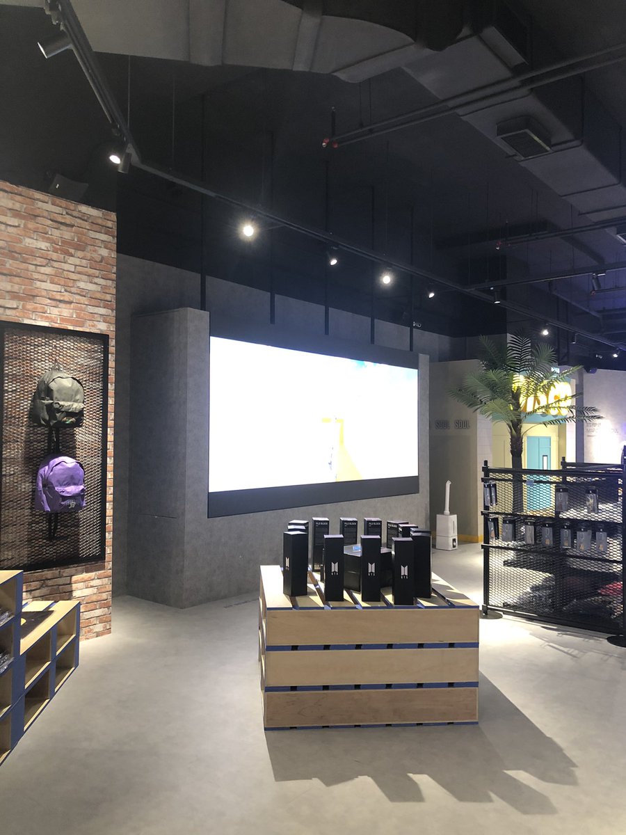 taecheekss's tweet photo. IM HERE !!!!!!! BTS POP UP STOREEE https://t.co/RkxJg4TXw7