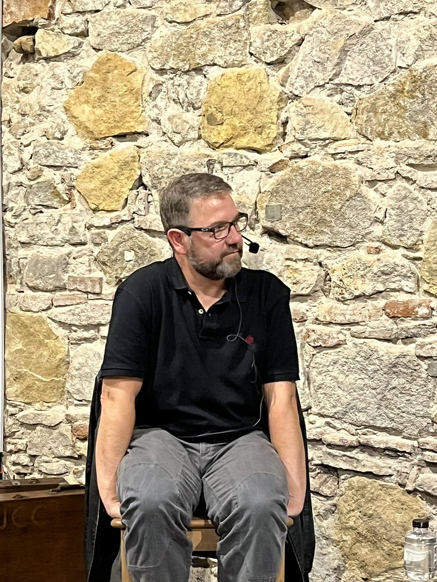 Pili_stage's tweet photo. I ahir vaig anar a la presentació de ' MORTS, QUI US HA MORT ? ' d' @Inakirubioman , a la seu de @Comanegra , a la Fàbrica Lehmann .
Amb la presència del cantant @RogerMasOficial .
Vaig gaudir moltíssim
Cc: @joansalatorrent #Mortsquiushamort #editorialComanegra https://t.co/QogOb08nRc
