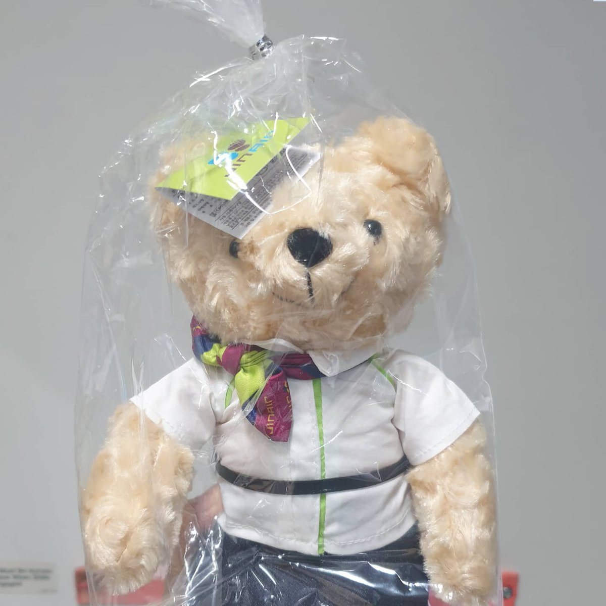 내 승객은 내가 지켜 (feat. 곰 사무장) 🔥🔥🔥
⠀
요즘 진에어 승객들뿐만 아니라
승무원들 사이에서도 최고 잇템이라는
진에어 유니폼 입은 신상 곰도릐 🐻❤

저도 조카한테 선물로 사주려고요...ㅎ
그럼 오늘 하루도 잘 Jin Air 재미있게 Jin Air ✈