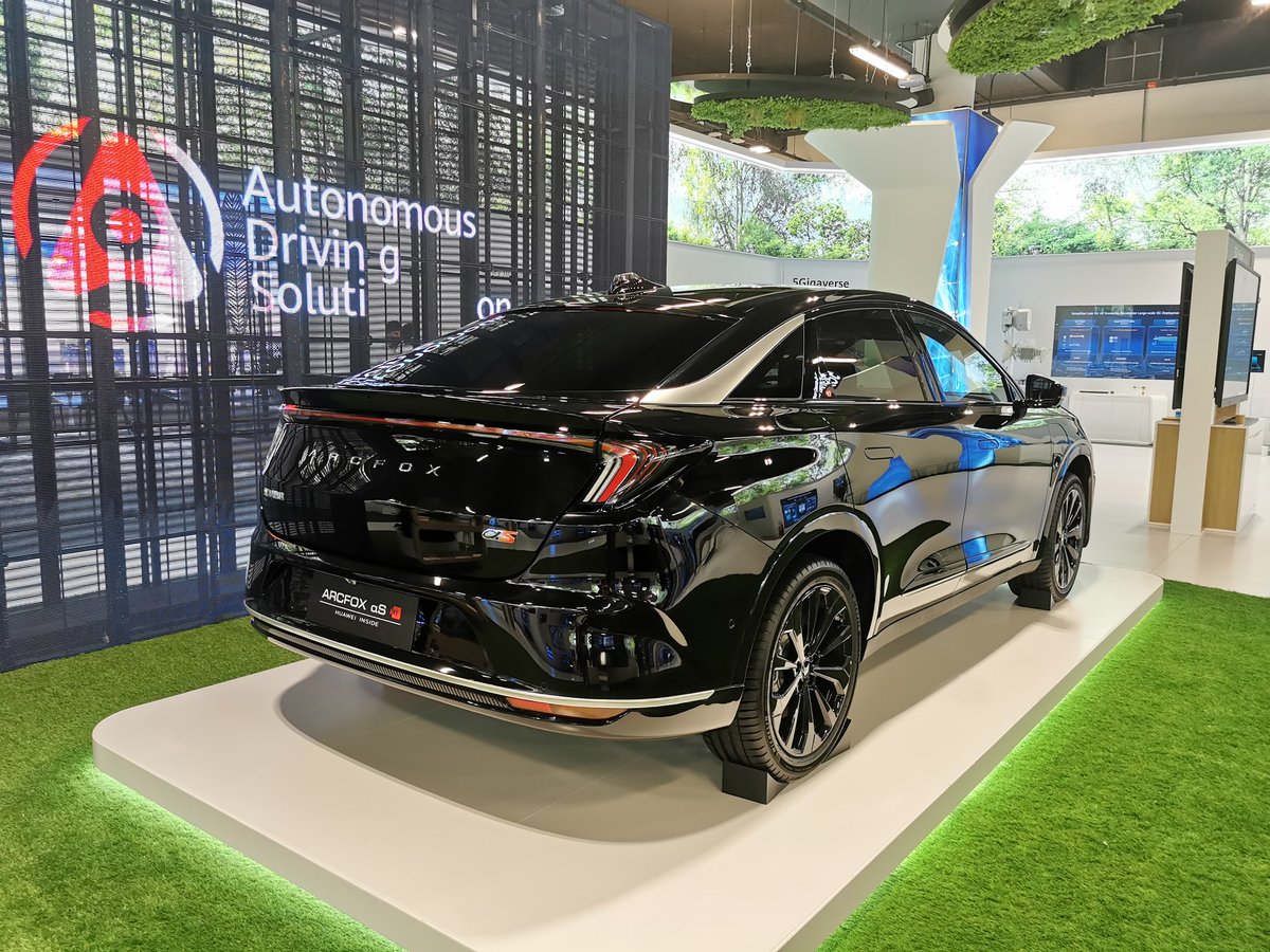 AlicjaTM's tweet photo. Auto przyszłości - Arcfox wyposażony w pełni w #technologie Huawei. Zamawiam taki służbowy 😉 #UBBF #DubaiExpo2020 #autonomuscars https://t.co/LvpO8iQ0d4
