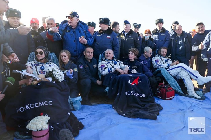 Корабль с первым в мире киноэкипажем вернулся на Землю - патриотам.рф/korabl-s-pervy…