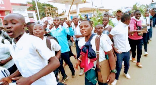 IsralMutombo11's tweet photo. Epst: Victimes de la grève des enseignants, les élèves des lycées Sainte-Thérèse, Saint-Germain et ceux du collège #Bonsomi dans la commune de N’Djili sont sortis, ce mercredi 20 octobre de leurs écoles et ont envahi le boulevard Lumumba pour réclamer leur droit d’étudier. https://t.co/o6pCkQOj47
