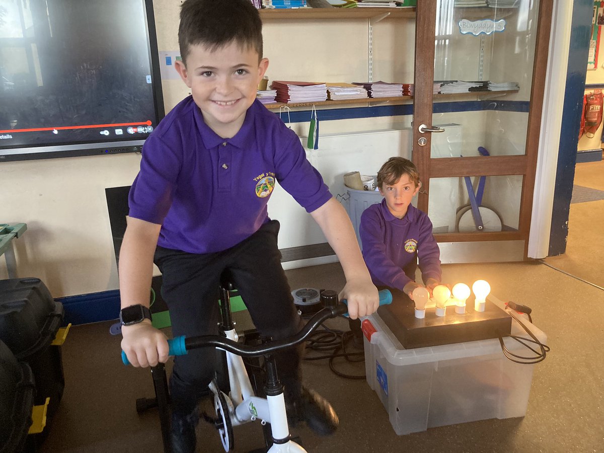 YnniDa's tweet photo. Bore bendigedig gyda disgyblion @YFrenni yn gweithio ar brosiect ynni a newid hinsawdd! @egnicoop @TheCCoalition @AwelAmanTawe #greatbiggreenweek 💨☀️🚴⚡️💡 https://t.co/mVgjv8xbcd