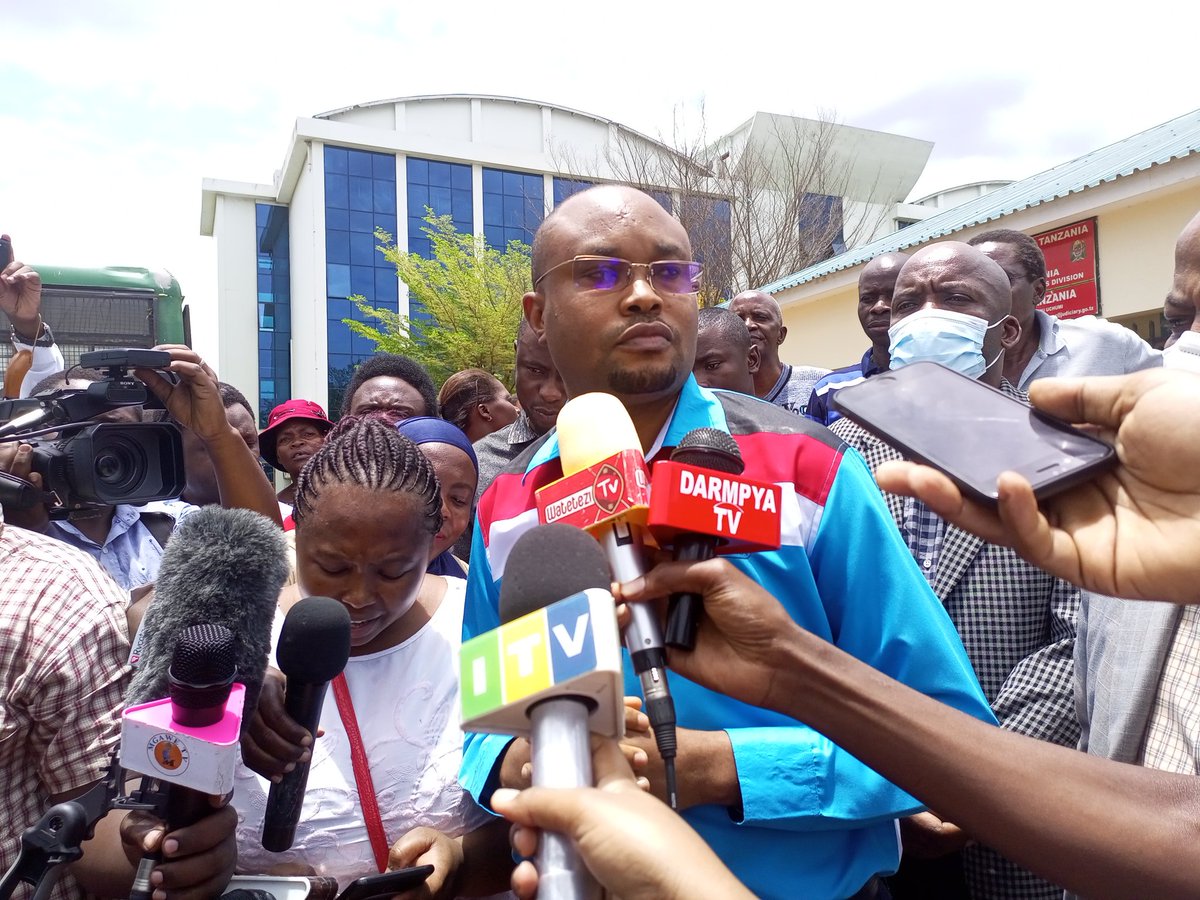 Royaltv_plus's tweet photo. "Uamuzi mdogo uliotolewa na Jaji leo hatujaridhika nao, Uamuzi katika mapingamizi yote mawili. Jaji ambaye kwa sasa ni Jaji Kiongozi hajaonyesha uongozi wa kutenda haki. Tutakwenda kukutana kama chama kutafakari kwa kina wakati Mawakili wakishauriana na Watuhumiwa." Mhe @jjmnyika https://t.co/uunp2krQlj